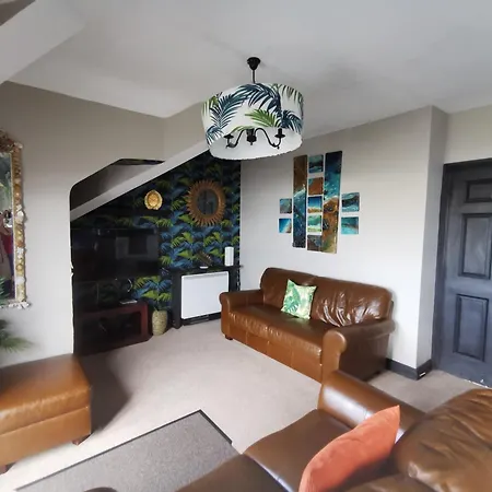 Palm Cove Luxurious Sea View Balcony Free Wifi Netflix Sleeps 5 شقة