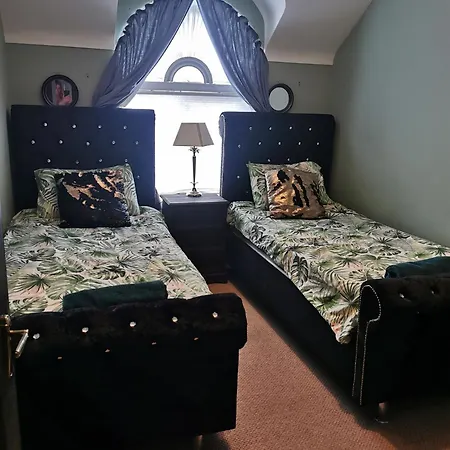 Palm Cove Luxurious Sea View Balcony Free Wifi Netflix Sleeps 5