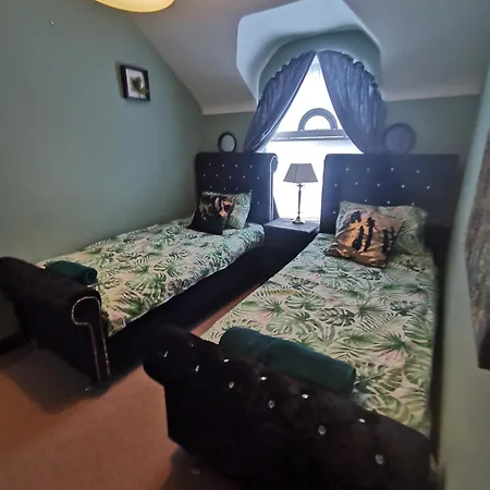 Palm Cove Luxurious Sea View Balcony Free Wifi Netflix Sleeps 5 شقة *