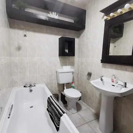 Palm Cove Luxurious Sea View Balcony Free Wifi Netflix Sleeps 5 شقة