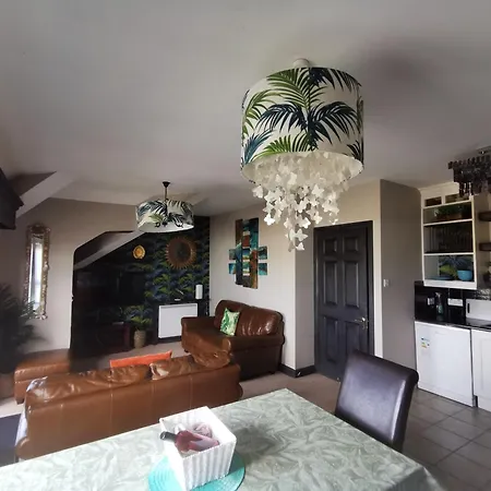 Palm Cove Luxurious Sea View Balcony Free Wifi Netflix Sleeps 5