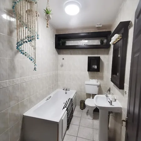 Palm Cove Luxurious Sea View Balcony Free Wifi Netflix Sleeps 5 شقة *