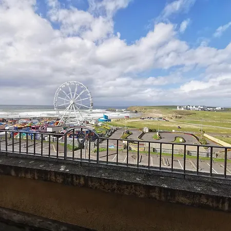 Palm Cove Luxurious Sea View Balcony Free Wifi Netflix Sleeps 5 شقة