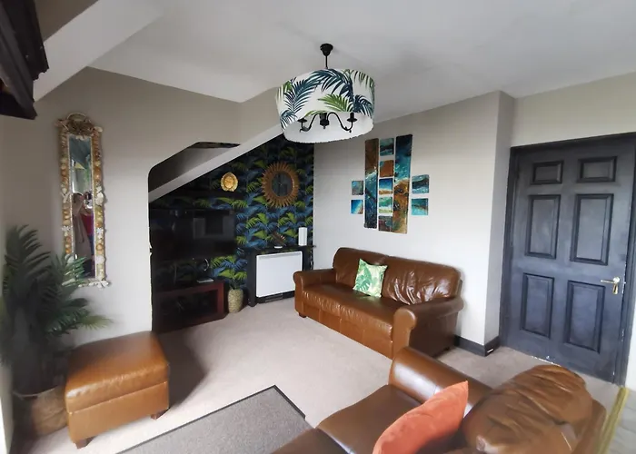 Palm Cove Luxurious Sea View Balcony Free Wifi Netflix Sleeps 5 Apartment