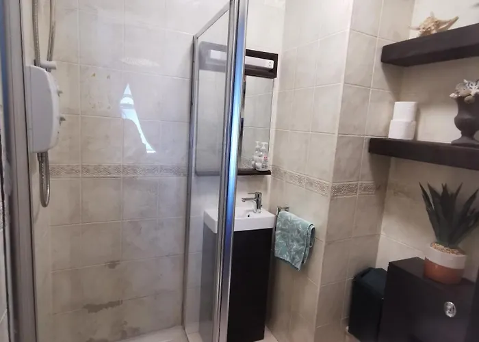 Palm Cove Luxurious Sea View Balcony Free Wifi Netflix Sleeps 5 *