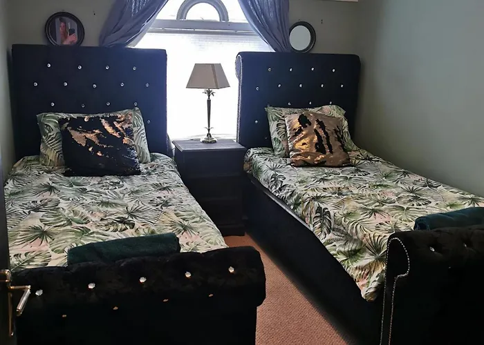 Palm Cove Luxurious Sea View Balcony Free Wifi Netflix Sleeps 5