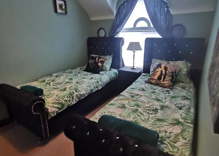 Palm Cove Luxurious Sea View Balcony Free Wifi Netflix Sleeps 5 דירה *