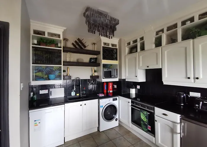 דירה Palm Cove Luxurious Sea View Balcony Free Wifi Netflix Sleeps 5 בונדוראן