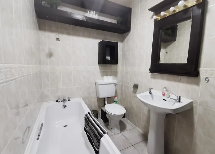 Palm Cove Luxurious Sea View Balcony Free Wifi Netflix Sleeps 5 דירה