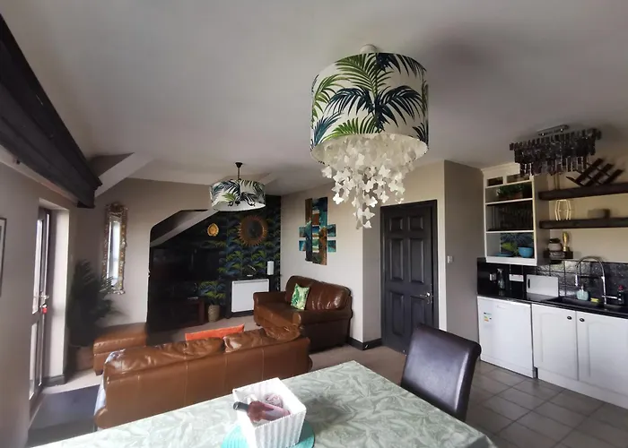 Palm Cove Luxurious Sea View Balcony Free Wifi Netflix Sleeps 5