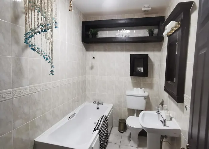 Palm Cove Luxurious Sea View Balcony Free Wifi Netflix Sleeps 5 דירה *